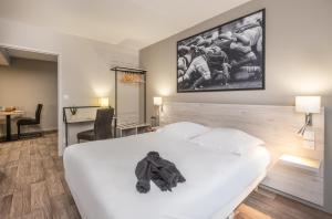 Hotels The Originals City, Relais d'Estillac, Agen Sud : Appartement 2 Chambres