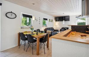 Cozy Home In Glesborg With Wifi