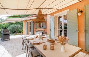 Maisons de vacances Nice home in Montauroux with Outdoor swimming pool, WiFi and 3 Bedrooms : photos des chambres