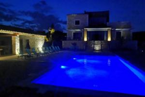 Villas Mas Piralet Ardeche en pierre piscine 6*12 pool house equipe : photos des chambres