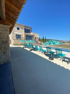 Villas Mas Piralet Ardeche en pierre piscine 6*12 pool house equipe : photos des chambres