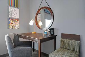 Queen Room - Non-Smoking room in Hampton Inn Farmington