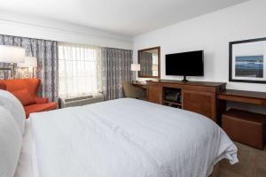 Queen Room with Walk In Shower - Non-Smoking room in Hampton Inn & Suites Florence Center