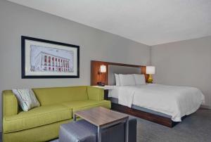King Study with Sofa Bed - Non-Smoking  room in Hampton Inn Gallatin
