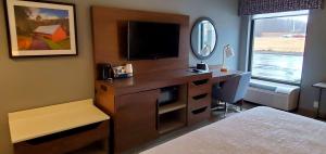 King Room with Bath Tub - Mobility and Hearing Access room in Hampton Inn - Hillsville