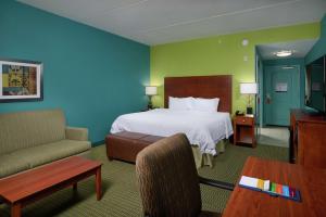 King Room with King Bed - Non-Smoking room in Hampton Inn Bermuda Run / Advance