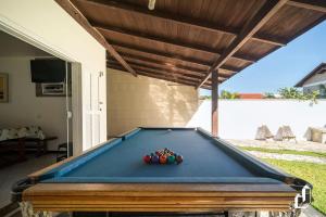 Casa com 03 dormitórios climatizados com berço