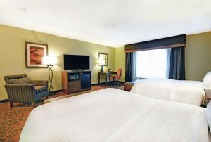Queen Room with Two Queen Beds - Mobility and Hearing Access/Non-Smoking room in Hampton Inn Beloit