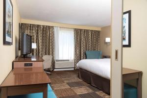 King Room with King Bed - Non-Smoking room in Hampton Inn & Suites Mansfield South @ I 71