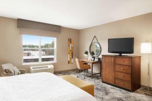 King Room with Roll-In Shower - Mobility and Hearing Access room in Hampton Inn & Suites Exeter