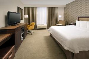 King Room - Mobility Access/Non-Smoking room in Hampton Inn Kansas City The Legends