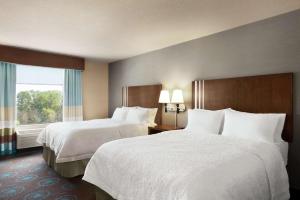 Queen Room with Two Queen Beds - Mobility and Hearing Access/Non-Smoking room in Hampton Inn & Suites Grafton