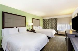 Queen Room with Two Queen Beds - Hearing Access/Non-Smoking room in Hampton Inn Melbourne