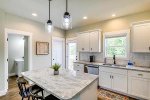 Getaway with Fire Pit 3 Mi to River Arts District!