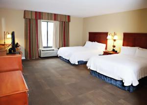 Queen Room with Two Queen Beds - Mobility and Hearing Access/Non-Smoking room in Hampton Inn Martin
