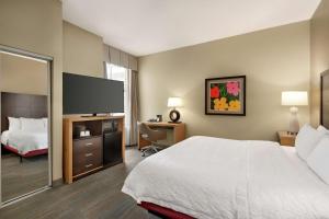 King Room - Mobility Access/Non-Smoking room in Hampton Inn Downtown / French Quarter Area
