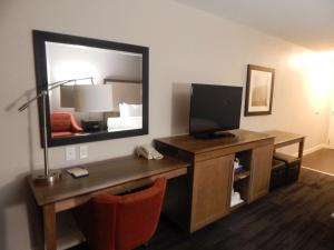 King Room with Sofa Bed room in Hampton Inn Heath