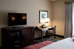 King Room - Mobility Access/Non-Smoking room in Hampton Inn Oxford Conference Center