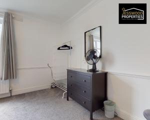 Stylish 3 Bedroom House by Jesswood Properties Short Lets near M1 Luton Airport For Contractors & Business