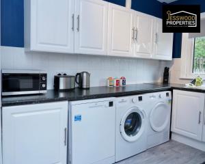 Stylish 3 Bedroom House by Jesswood Properties Short Lets near M1 Luton Airport For Contractors & Business