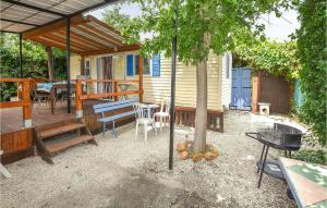 Campings Beautiful Caravan In Entraigues-sur-la-sorg With Outdoor Swimming Pool, Wifi And 2 Bedrooms : photos des chambres