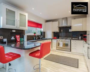 Large 6 Bedroom Contractor House by Jesswood Properties ShortLets For Groups, Business And Leisure With Free Parking, Wifi and Pool Table