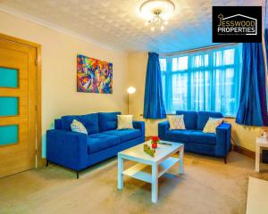 Large 6 Bedroom Contractor House by Jesswood Properties ShortLets For Groups, Business And Leisure With Free Parking, Wifi and Pool Table