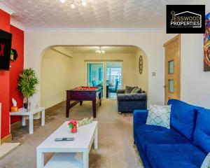 Large 6 Bedroom Contractor House by Jesswood Properties ShortLets For Groups, Business And Leisure With Free Parking, Wifi and Pool Table