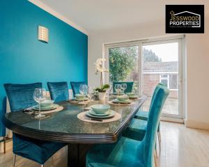 Large 6 Bedroom Contractor House by Jesswood Properties ShortLets For Groups, Business And Leisure With Free Parking, Wifi and Pool Table