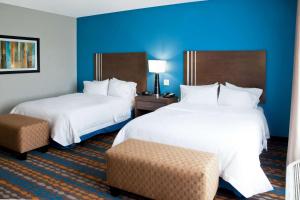 Queen Room with Two Queen Beds - Mobility Access/Non-Smoking room in Hampton Inn Kenedy