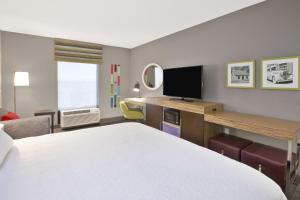 King Room with King Bed - Non-Smoking room in Hampton Inn & Suites Springboro