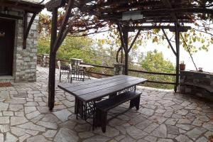 Άνετος χώρος με parking, αυλή και θαυμάσια θέα