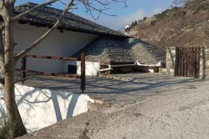 Άνετος χώρος με parking, αυλή και θαυμάσια θέα