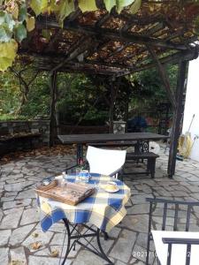 Άνετος χώρος με parking, αυλή και θαυμάσια θέα