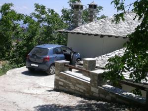 Άνετος χώρος με parking, αυλή και θαυμάσια θέα