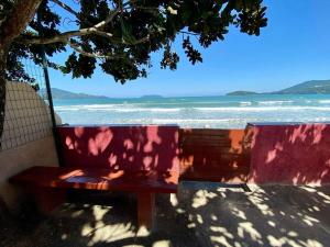 Casa aconchegante pé na areia c 5 quartos.