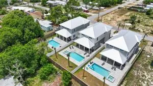 Pet Friendly Beach House - Totally Beachin by Panhandle Getaways - Laguna Beach