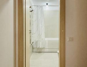 Mountain Crib in Urban Plaza w. Parking & Netflix