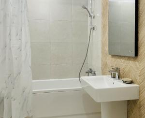 Mountain Crib in Urban Plaza w. Parking & Netflix