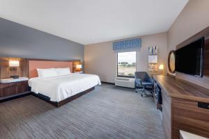King Room with Whirlpool - Non-Smoking room in Hampton Inn Saint Robert