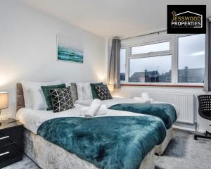 Spacious 5 Bedroom, 3 Bath House by Jesswood Properties Short Lets For Contractors, With Free Parking Near M1 & Luton Airport