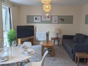 Homely 2 bed duplex with a river view - Hythe