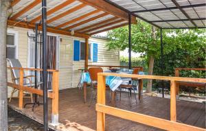 Campings Beautiful Caravan In Entraigues-sur-la-sorg With Outdoor Swimming Pool, Wifi And 2 Bedrooms : photos des chambres