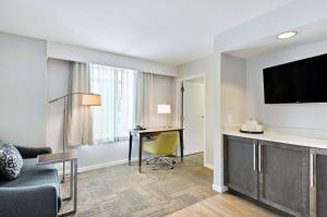 Two-Room King Suite - Non-Smoking room in Hampton Inn Alexandria/Old Town