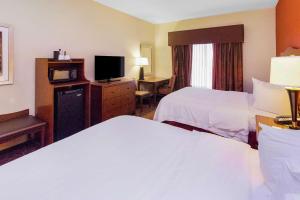 Room with Two Queen Beds - Non-Smoking room in Hampton Inn Waynesburg