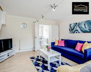 Spacious 3BR, 3BA House by Jesswood Properties Short Lets For Contractors, With Free Parking Near M1 & Luton Airport