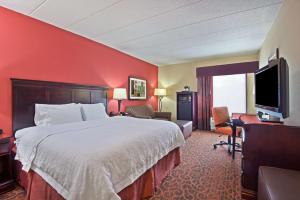 King Room with Whirlpool room in Hampton Inn Winfield Teays Valley