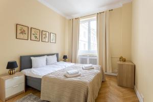 Golden Apartments Warsaw- 3 Separate Rooms Sleep 7 - Best Location&Nowy Świat