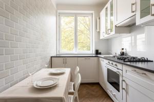 Golden Apartments Warsaw- 3 Separate Rooms Sleep 7 - Best Location&Nowy Świat