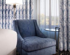 Junior Suite with One King Bed and Golf View room in Hilton Atlanta/Marietta Hotel & Conference Center
